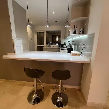 Te Huur 2 Slaapkamers Frontline Complex Διαμέρισμα *
