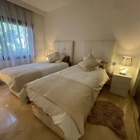 Te Huur 2 Slaapkamers Frontline Complex Εστεπόνα