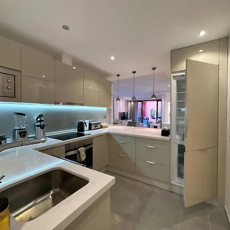 Διαμέρισμα Te Huur 2 Slaapkamers Frontline Complex Εστεπόνα